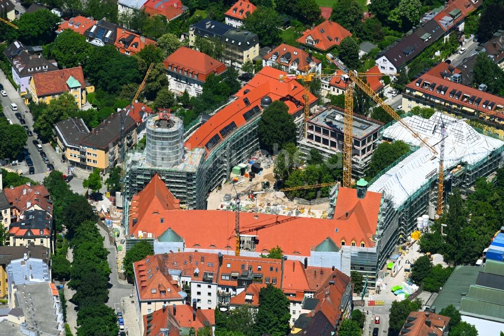 München von oben - Baustelle zur Sanierung des Staatl. Maximiliansgymnasium München an der Karl-Theodor-Straße in München im Bundesland Bayern, Deutschland