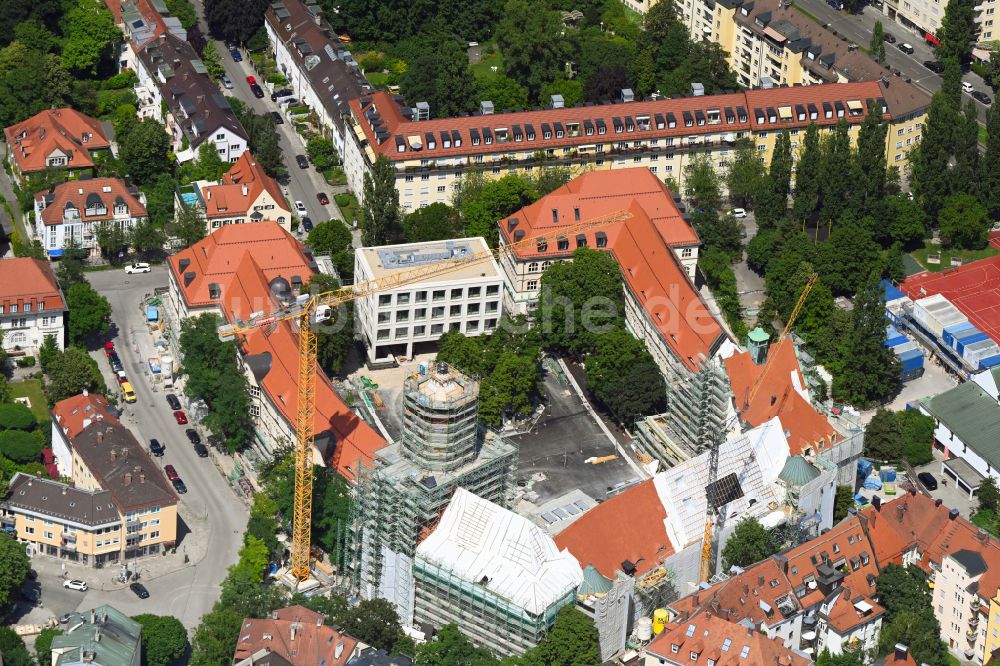 Luftaufnahme München - Baustelle zur Sanierung des Staatl. Maximiliansgymnasium München an der Karl-Theodor-Straße in München im Bundesland Bayern, Deutschland