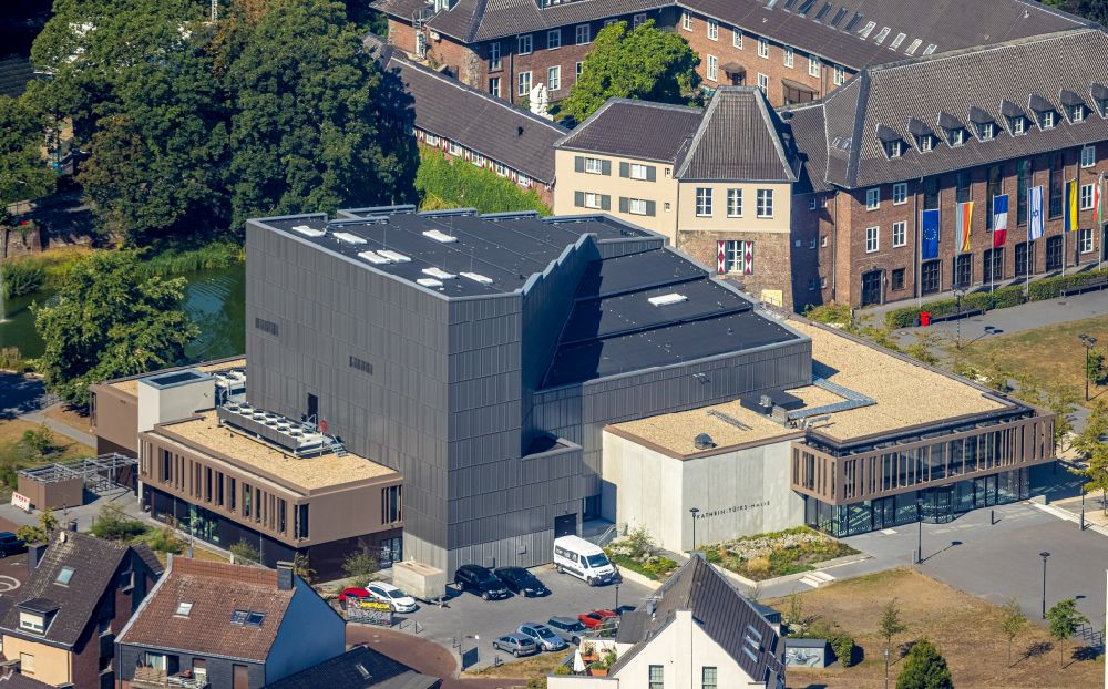 Luftbild Dinslaken - Baustelle zur Sanierung Theater Kathrin-Türks-Halle in Dinslaken im Bundesland Nordrhein-Westfalen, Deutschland