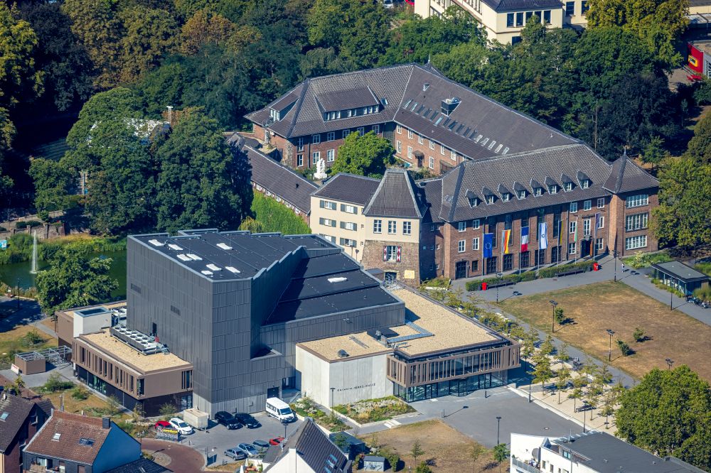 Luftaufnahme Dinslaken - Baustelle zur Sanierung Theater Kathrin-Türks-Halle in Dinslaken im Bundesland Nordrhein-Westfalen, Deutschland