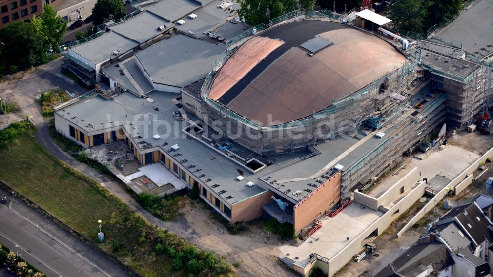 Luftaufnahme Bonn - Baustelle zur Sanierung der Veranstaltungshalle Beethovenhalle Bonn in Bonn im Bundesland Nordrhein-Westfalen, Deutschland