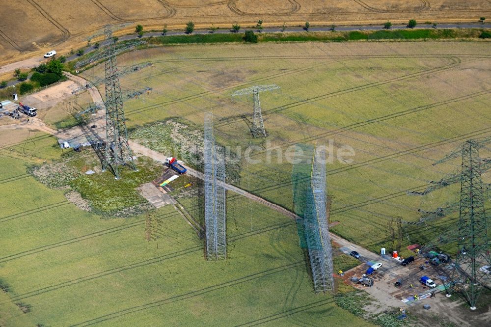 Luftaufnahme Berlin - Baustelle zur Strommast- Montage in Berlin, Deutschland
