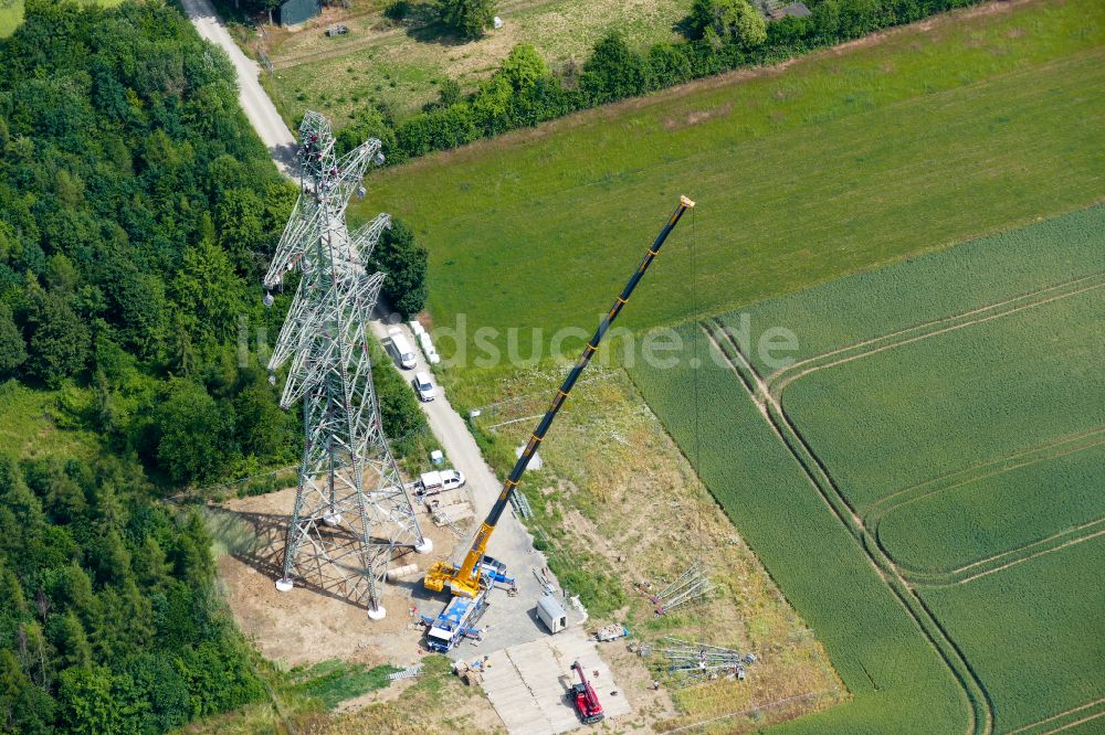 Göttingen aus der Vogelperspektive: Baustelle zur Strommast- Montage in Göttingen im Bundesland Niedersachsen, Deutschland