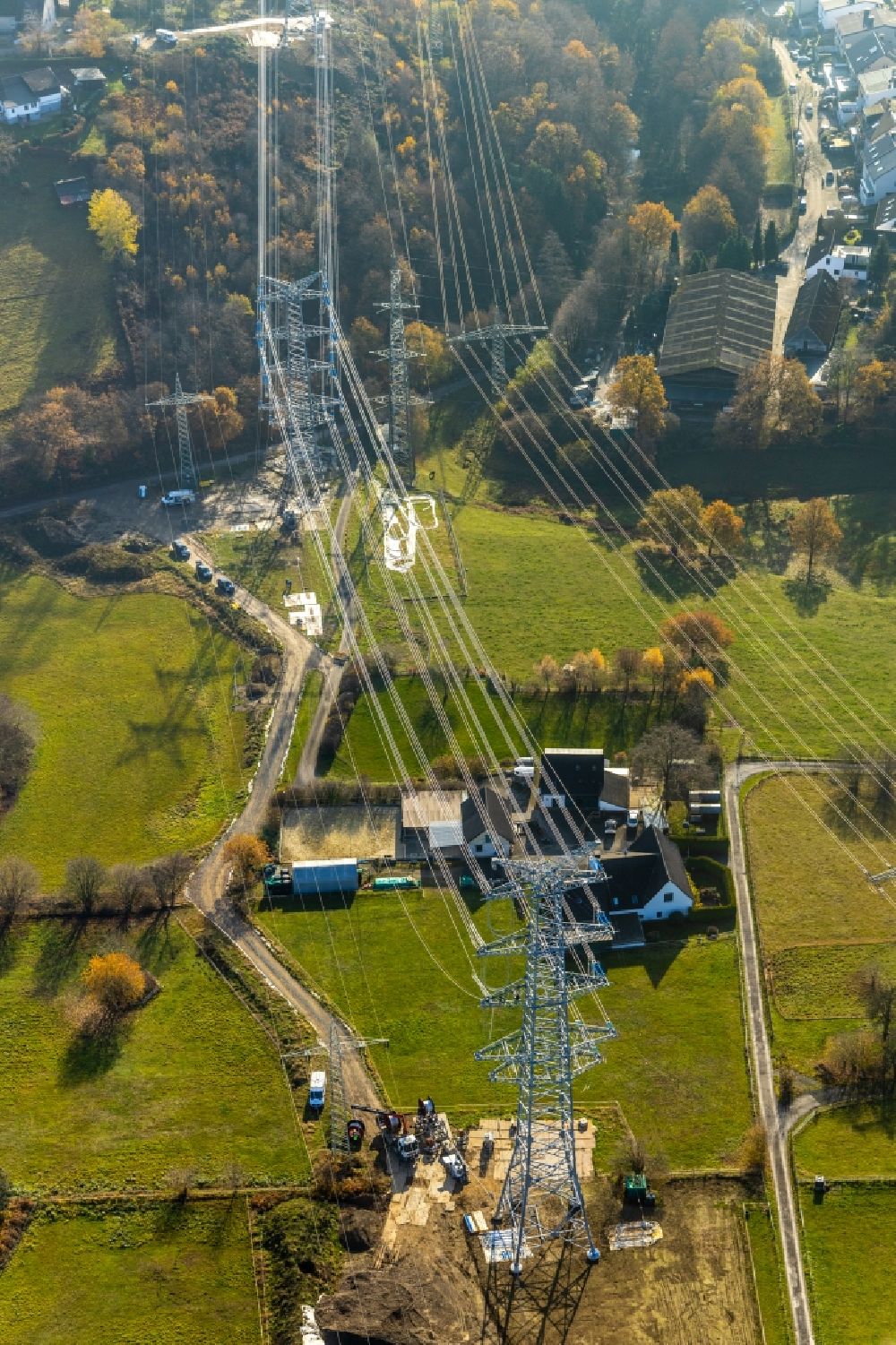 Herdecke aus der Vogelperspektive: Baustelle zur Strommast- Montage im Ortsteil Ende in Herdecke im Bundesland Nordrhein-Westfalen, Deutschland