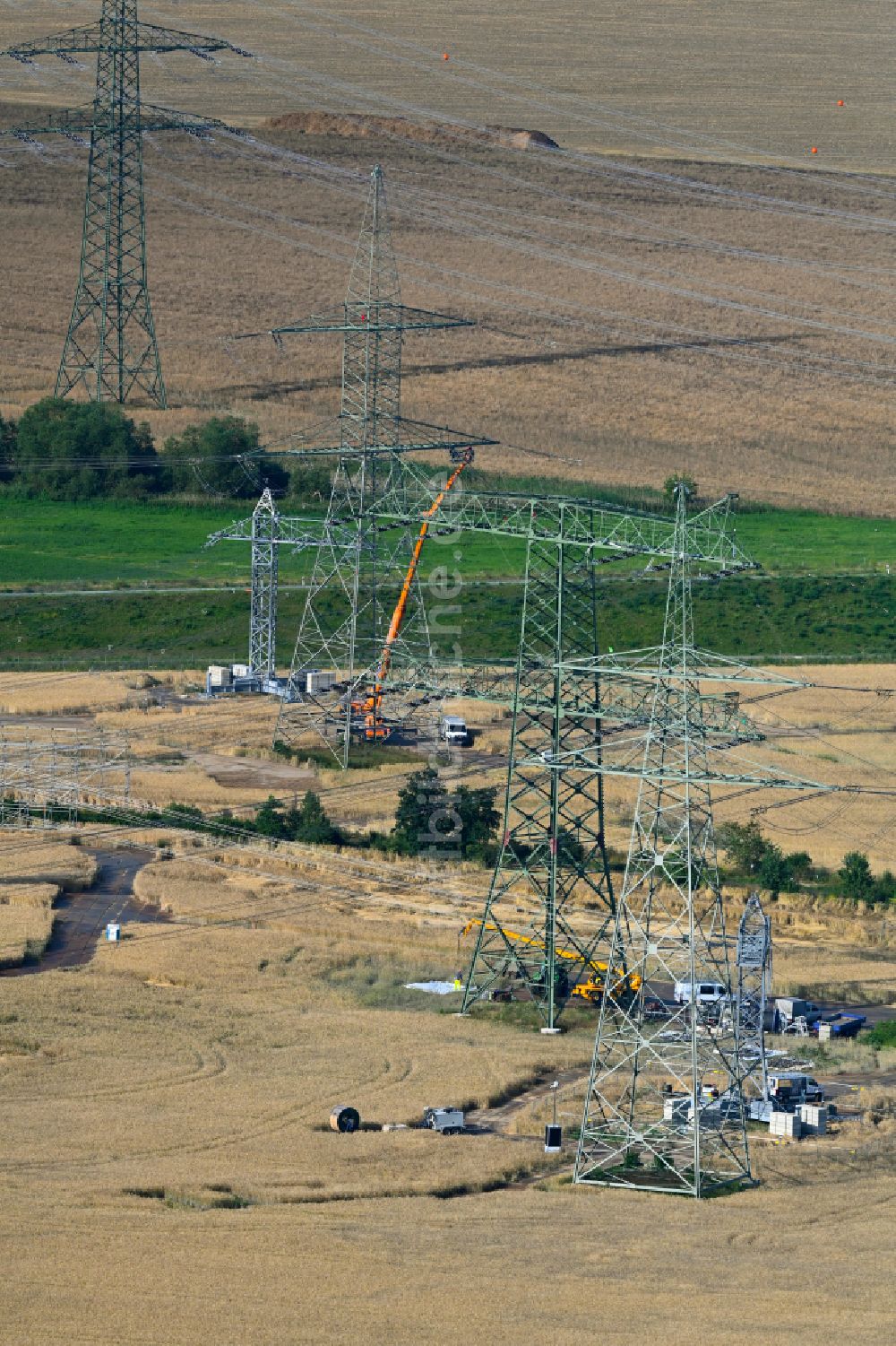 Schwanebeck aus der Vogelperspektive: Baustelle zur Strommast- Montage in Schwanebeck im Bundesland Brandenburg, Deutschland