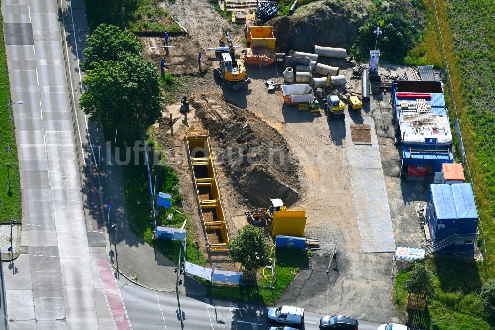 Luftbild Berlin - Baustelle zur Verlegung von Leitungs- Rohren der Berliner Wasserbetriebe in Berlin, Deutschland