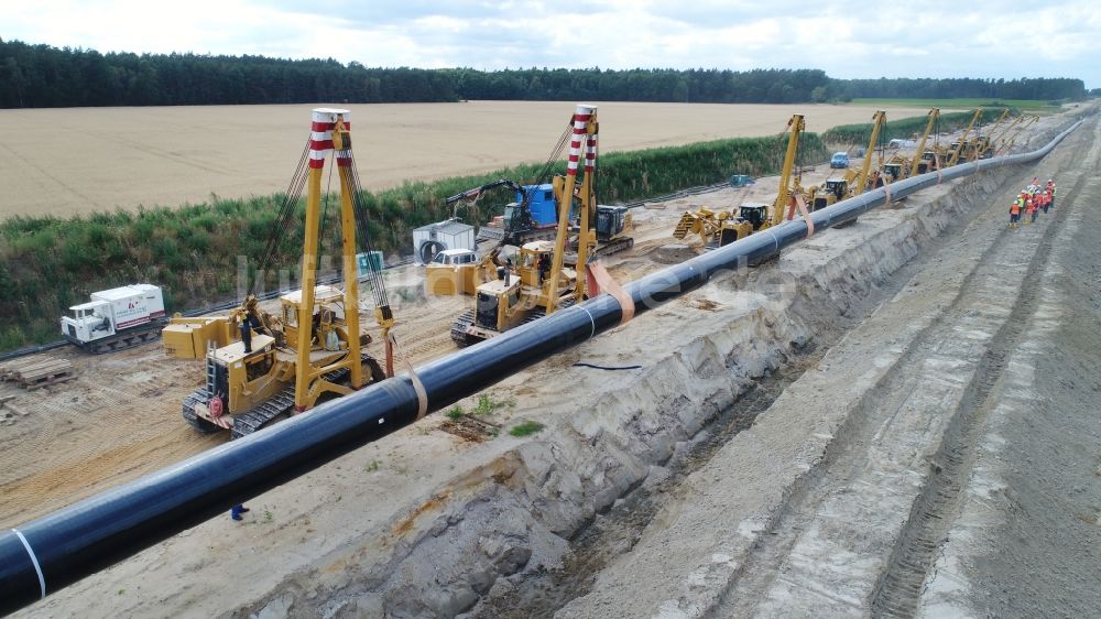 Anklam aus der Vogelperspektive: Baustelle zur Verlegung von Leitungs- Rohren der Erdgaspipeline Eugal in Anklam im Bundesland Mecklenburg-Vorpommern, Deutschland