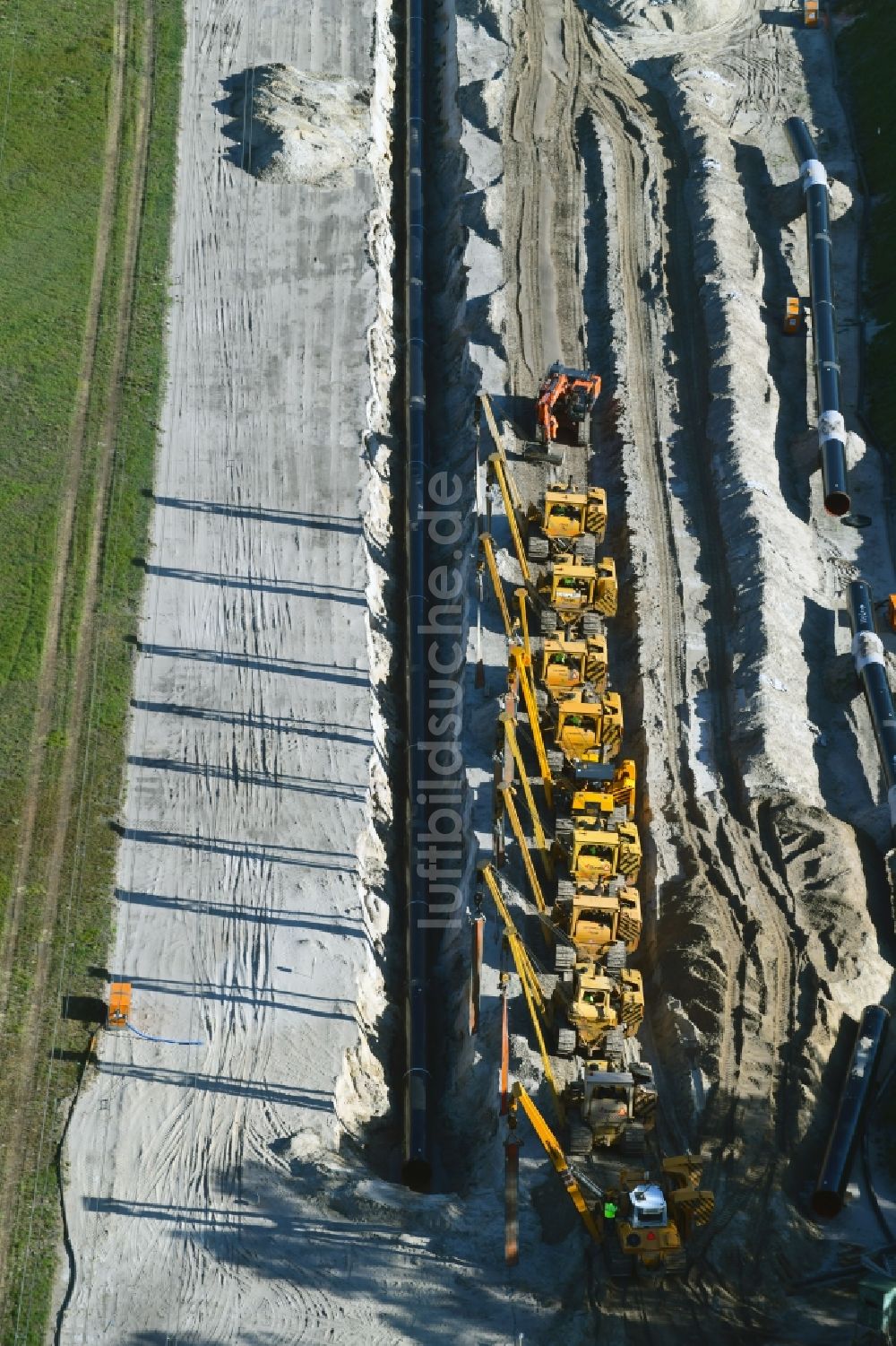 Luftbild Friedrichshof - Baustelle zur Verlegung von Leitungs- Rohren der EUGAL Trasse auf einem Feld bei Friedrichshof im Bundesland Brandenburg, Deutschland