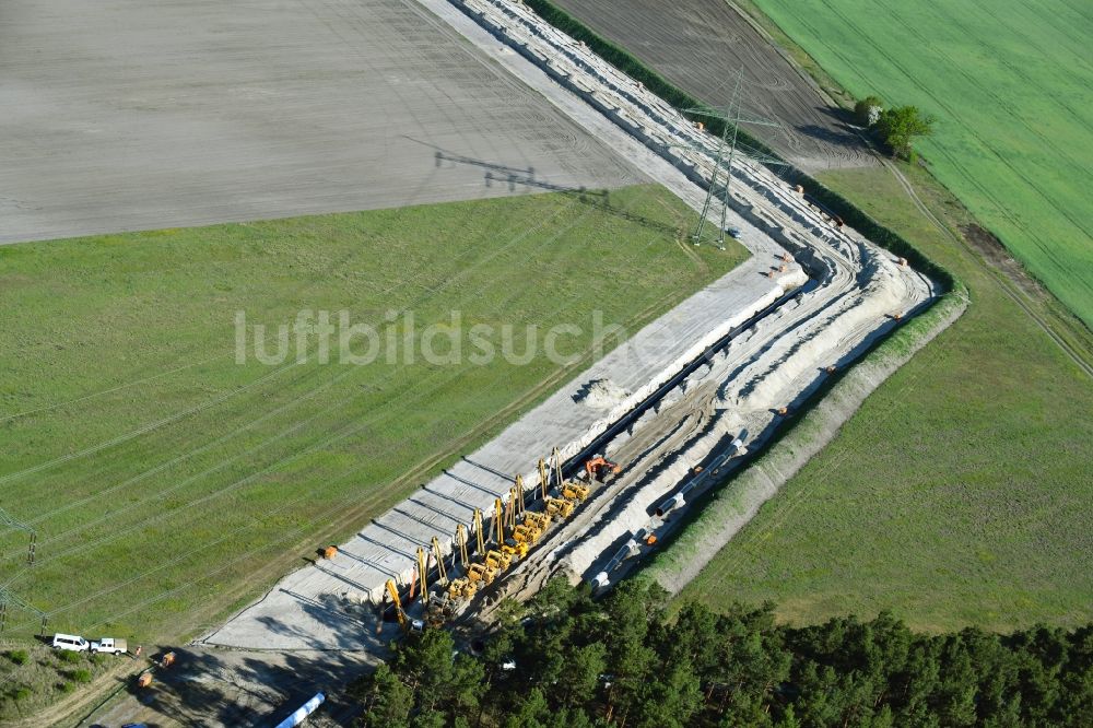 Luftbild Friedrichshof - Baustelle zur Verlegung von Leitungs- Rohren der EUGAL Trasse auf einem Feld bei Friedrichshof im Bundesland Brandenburg, Deutschland