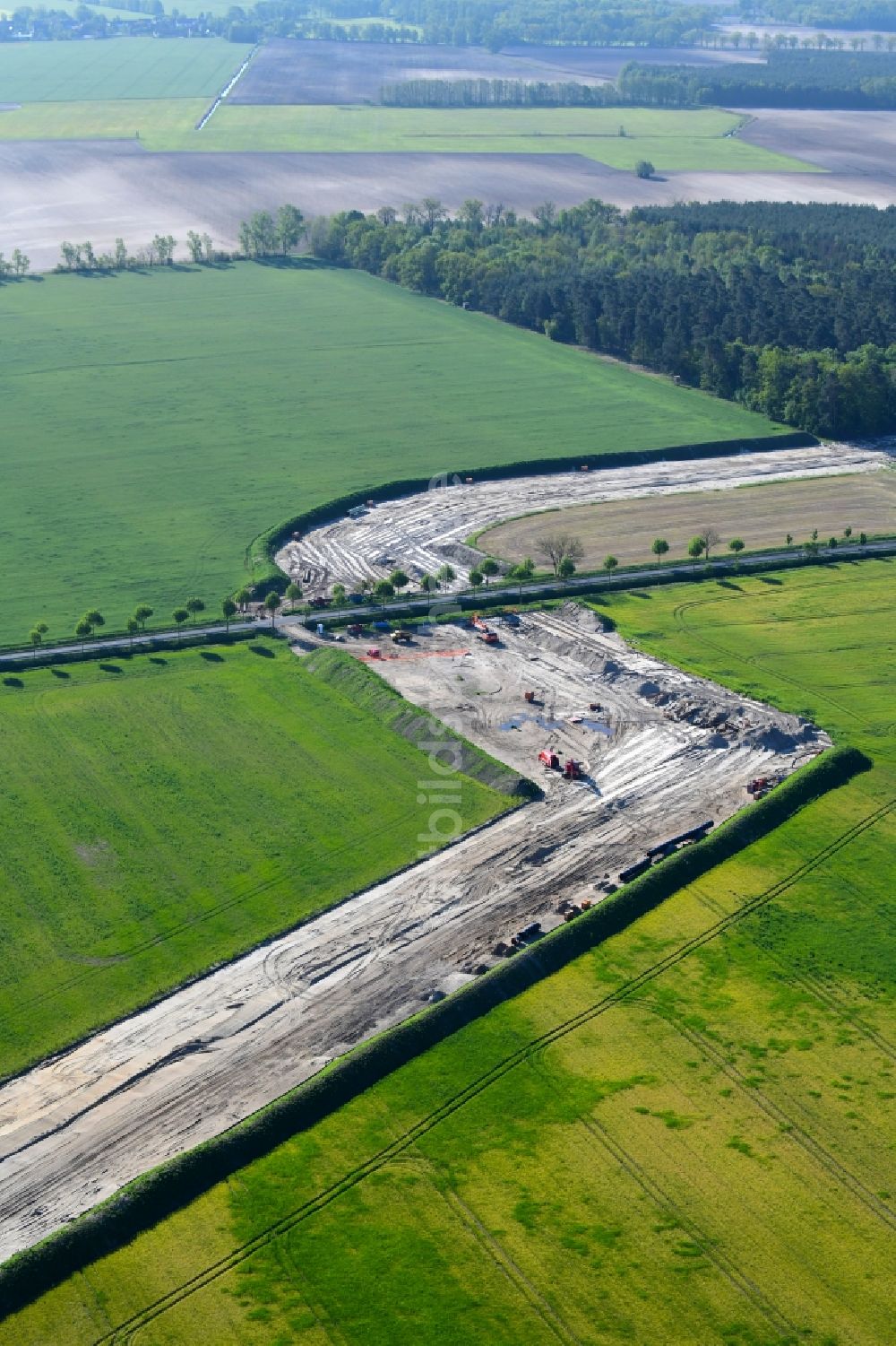 Luftbild Golßen - Baustelle zur Verlegung von Leitungs- Rohren der EUGAL Trasse auf einem Feld bei Golßen im Bundesland Brandenburg, Deutschland