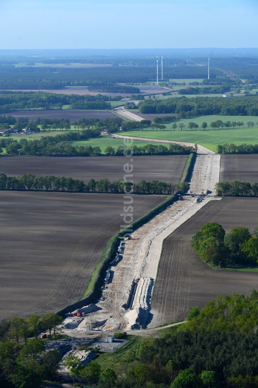 Luftaufnahme Golßen - Baustelle zur Verlegung von Leitungs- Rohren der EUGAL Trasse auf einem Feld bei Golßen im Bundesland Brandenburg, Deutschland