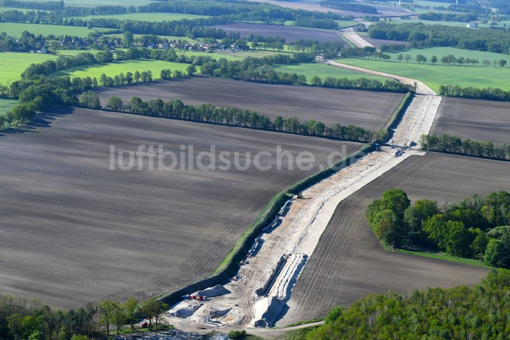 Golßen von oben - Baustelle zur Verlegung von Leitungs- Rohren der EUGAL Trasse auf einem Feld bei Golßen im Bundesland Brandenburg, Deutschland