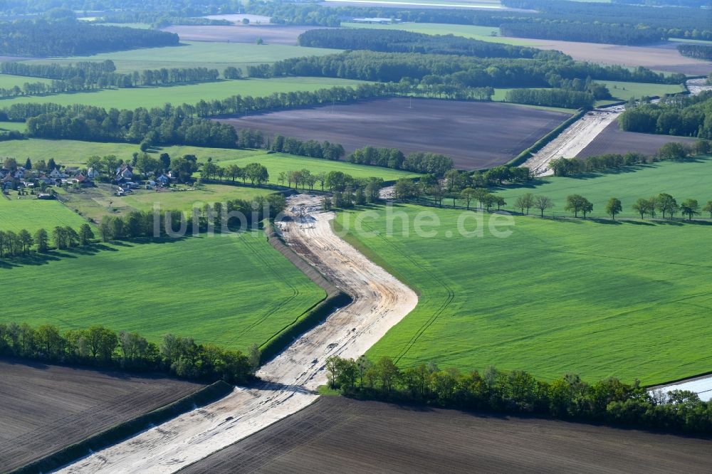 Luftbild Golßen - Baustelle zur Verlegung von Leitungs- Rohren der EUGAL Trasse auf einem Feld bei Golßen im Bundesland Brandenburg, Deutschland
