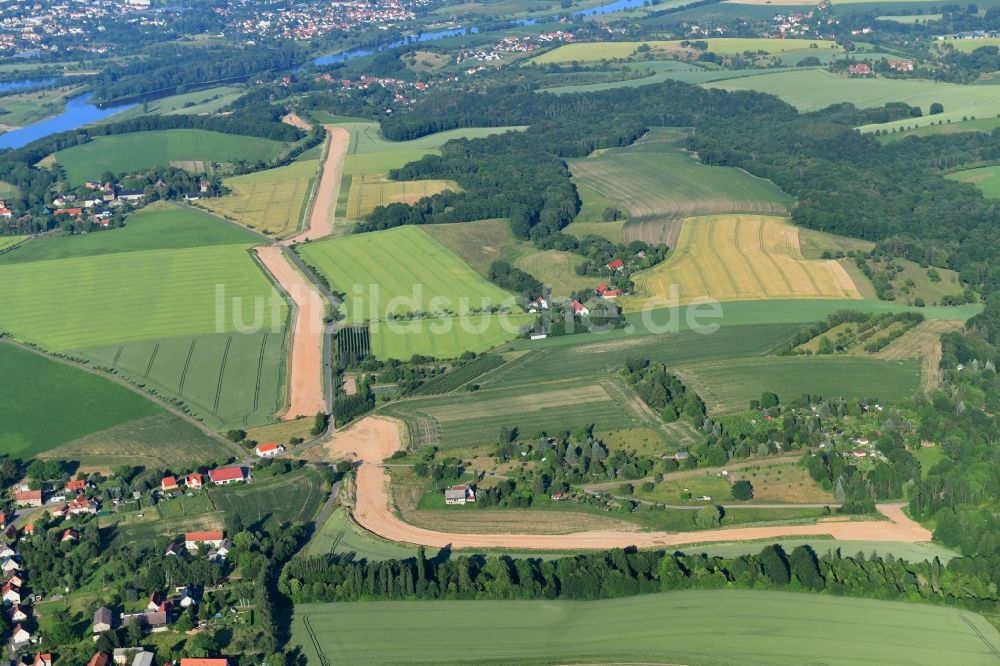 Luftaufnahme Naustadt - Baustelle zur Verlegung von Leitungs- Rohren der EUGAL Trasse auf einem Feld bei Naustadt im Bundesland Sachsen, Deutschland