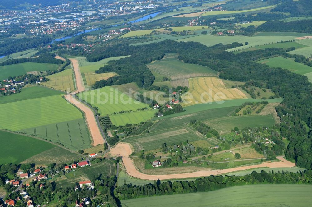 Naustadt von oben - Baustelle zur Verlegung von Leitungs- Rohren der EUGAL Trasse auf einem Feld bei Naustadt im Bundesland Sachsen, Deutschland