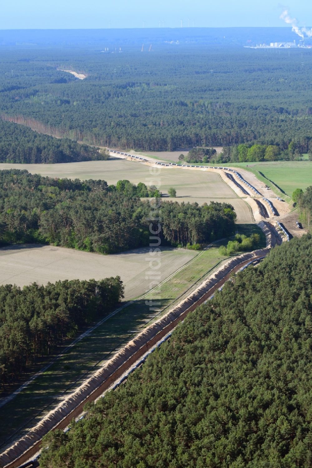 Luftaufnahme Teupitz - Baustelle zur Verlegung von Leitungs- Rohren der EUGAL Trasse in einem Wald bei Teupitz im Bundesland Brandenburg, Deutschland