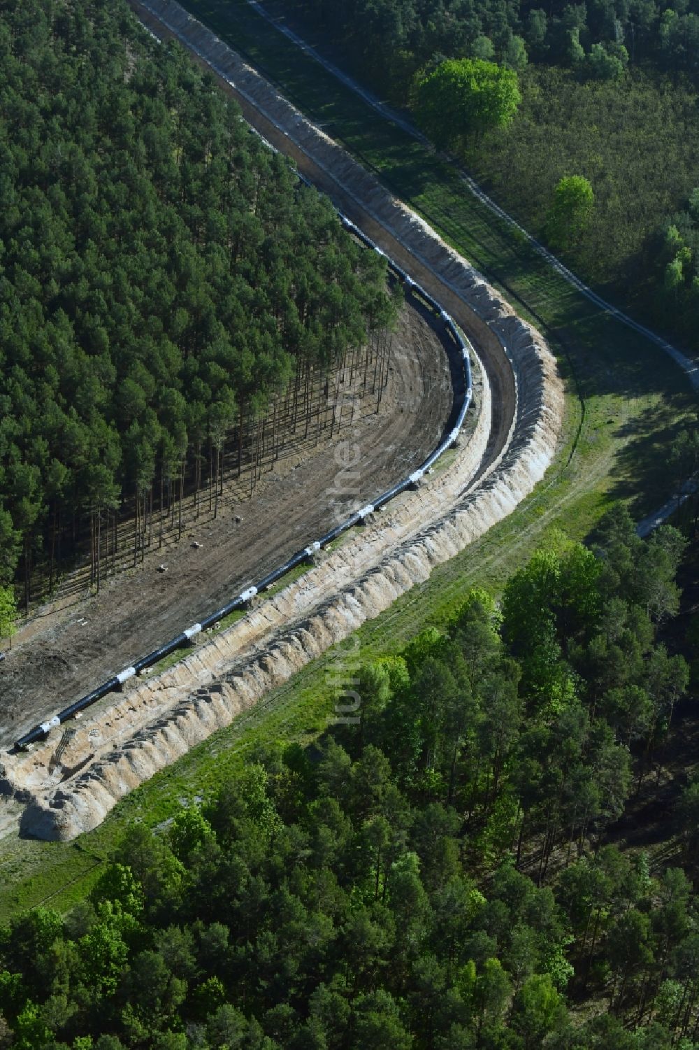 Teupitz von oben - Baustelle zur Verlegung von Leitungs- Rohren der EUGAL Trasse in einem Wald bei Teupitz im Bundesland Brandenburg, Deutschland