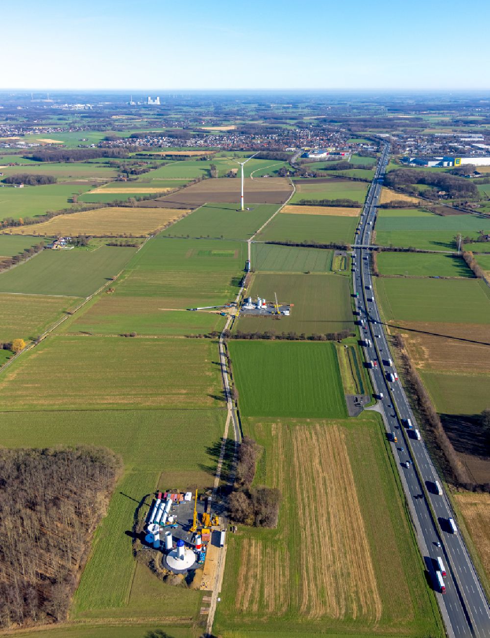 Luftbild Freiske - Baustelle zur Windrad- Montage auf einem Feld an der Autobahn BAB A2 in Freiske im Bundesland Nordrhein-Westfalen, Deutschland