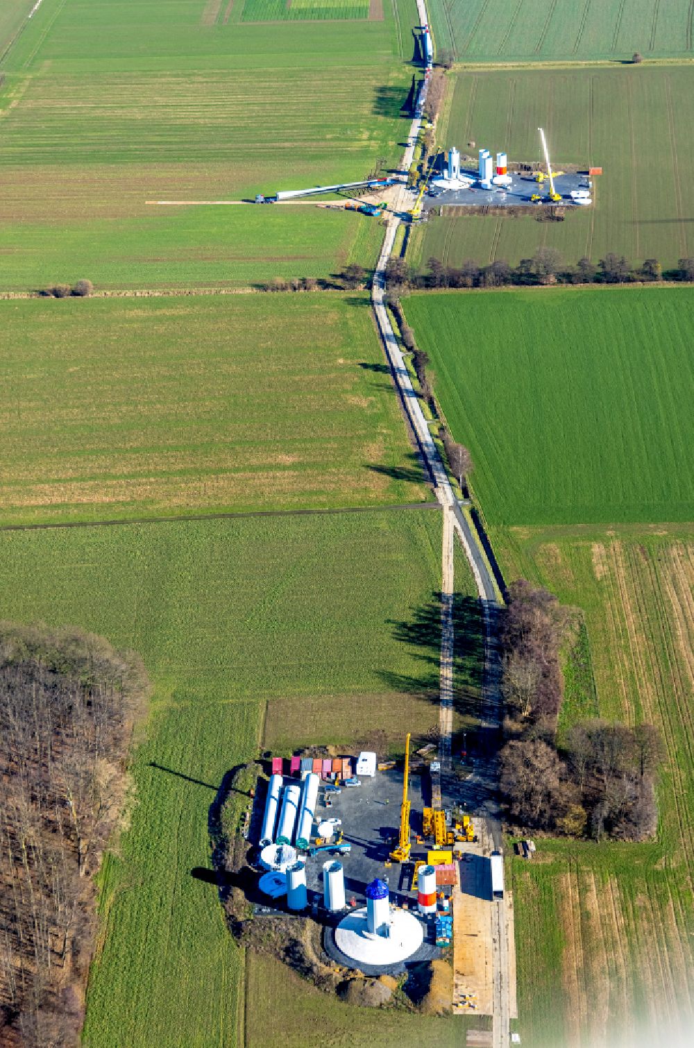 Freiske von oben - Baustelle zur Windrad- Montage auf einem Feld in Freiske im Bundesland Nordrhein-Westfalen, Deutschland