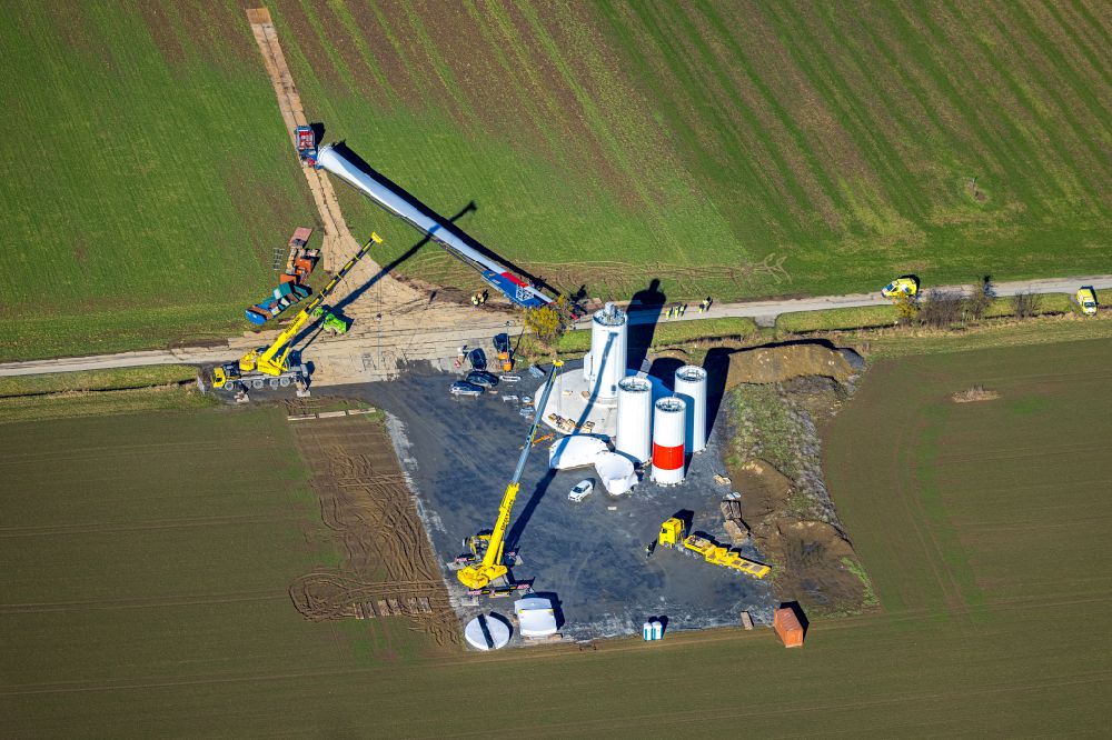 Freiske aus der Vogelperspektive: Baustelle zur Windrad- Montage auf einem Feld in Freiske im Bundesland Nordrhein-Westfalen, Deutschland