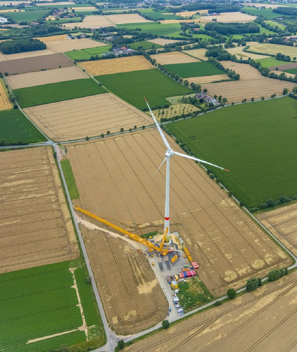 Luftaufnahme Hamm - Baustelle zur Windrad- Montage auf einem Feld in Hamm im Bundesland Nordrhein-Westfalen, Deutschland