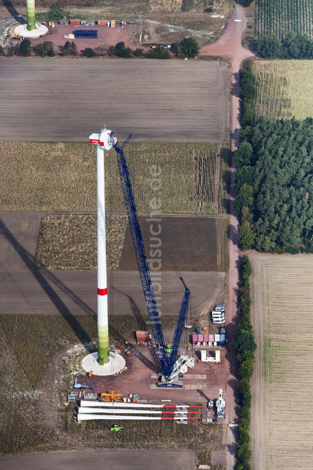 Höfen von oben - Baustelle zur Windrad- Montage auf einem Feld in Höfen im Bundesland Niedersachsen, Deutschland