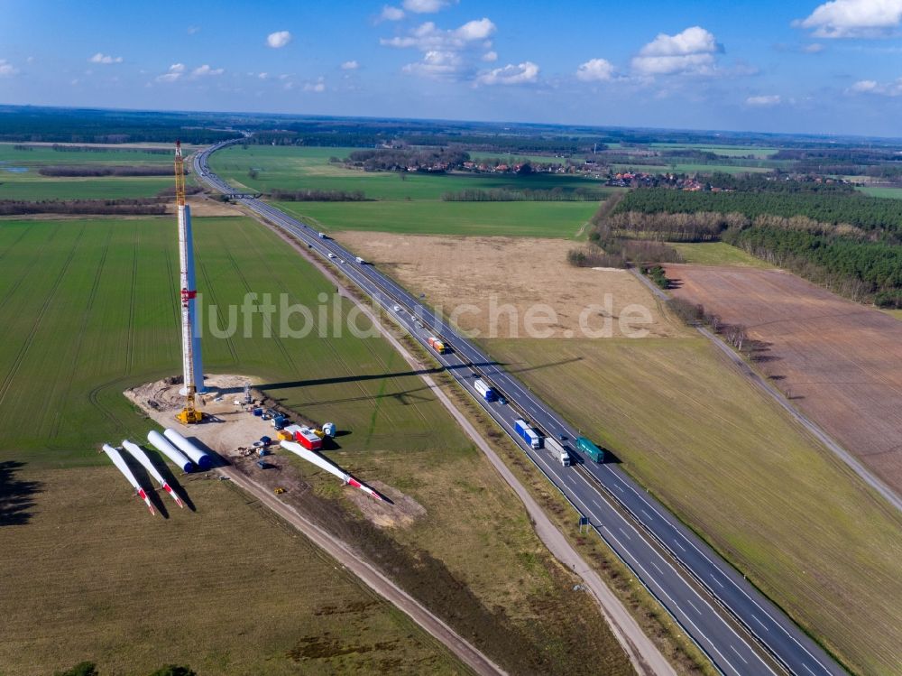 Hoort von oben - Baustelle zur Windrad- Montage auf einem Feld in Hoort im Bundesland Mecklenburg-Vorpommern, Deutschland