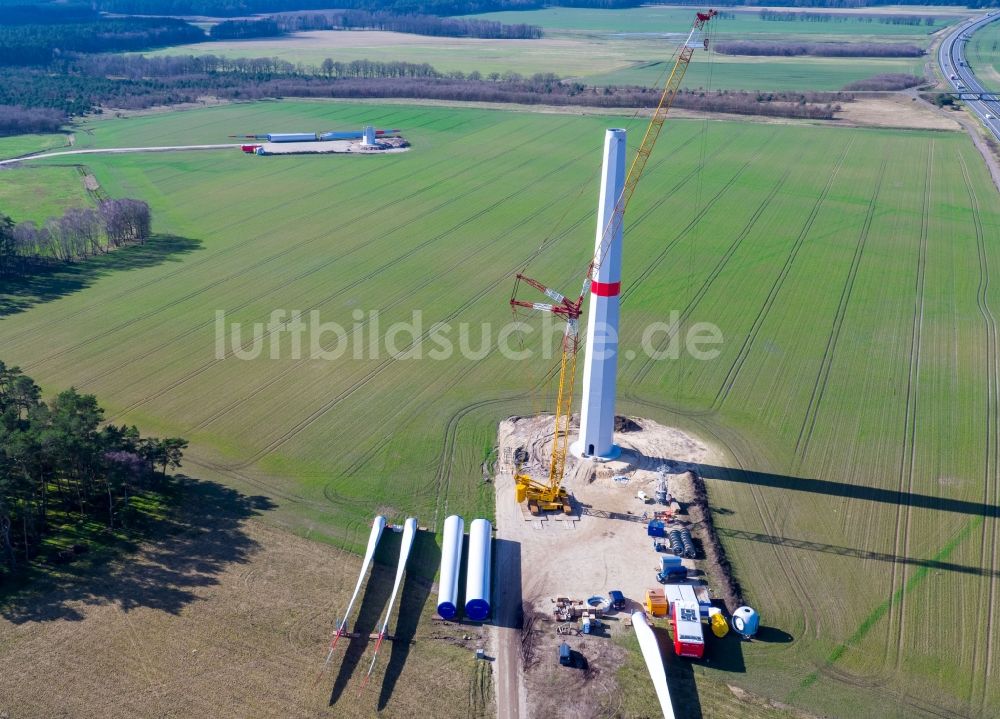Luftaufnahme Hoort - Baustelle zur Windrad- Montage auf einem Feld in Hoort im Bundesland Mecklenburg-Vorpommern, Deutschland