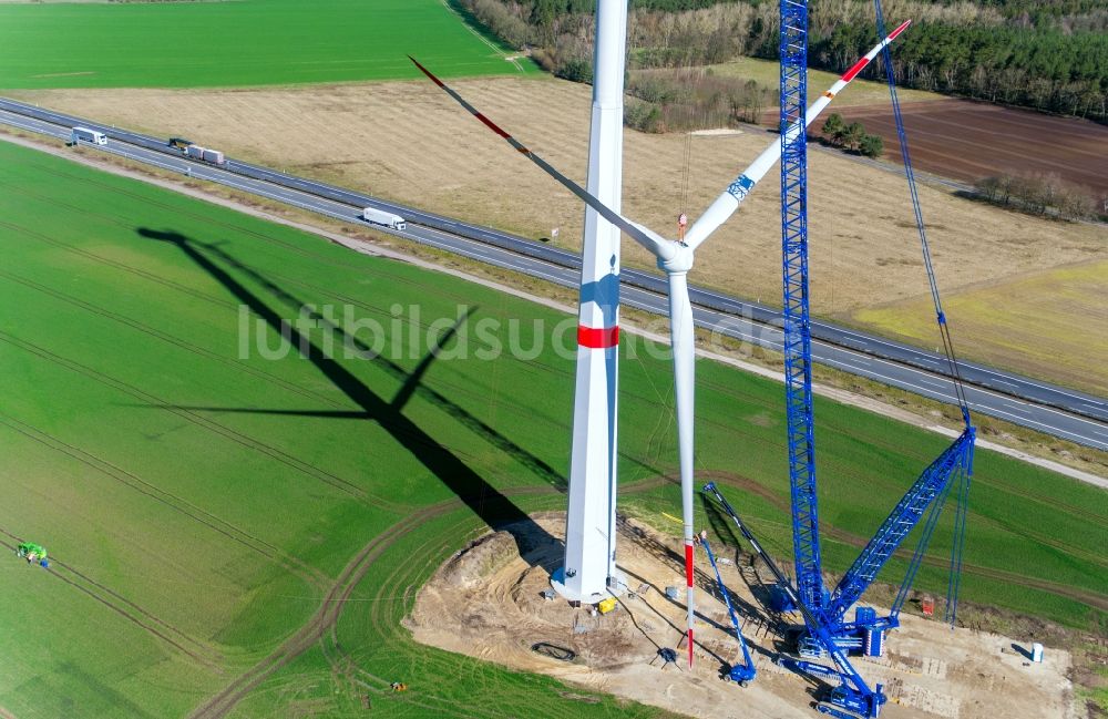 Luftbild Hoort - Baustelle zur Windrad- Montage auf einem Feld in Hoort im Bundesland Mecklenburg-Vorpommern, Deutschland