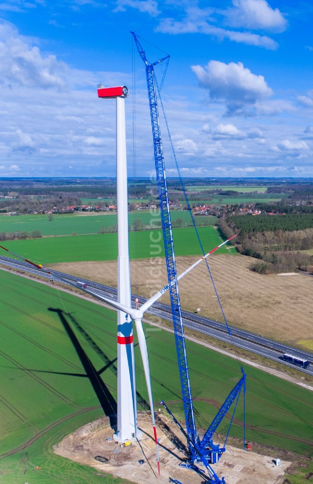 Luftaufnahme Hoort - Baustelle zur Windrad- Montage auf einem Feld in Hoort im Bundesland Mecklenburg-Vorpommern, Deutschland