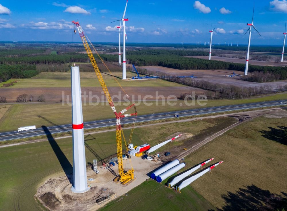 Hoort aus der Vogelperspektive: Baustelle zur Windrad- Montage auf einem Feld in Hoort im Bundesland Mecklenburg-Vorpommern, Deutschland