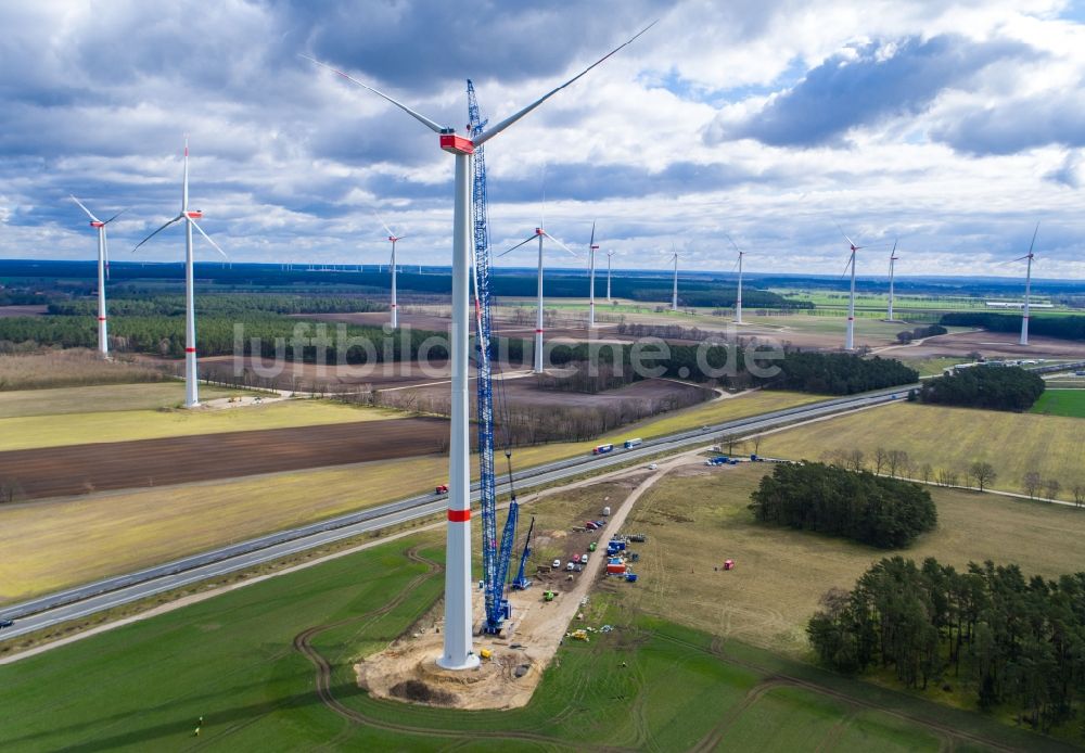 Hoort aus der Vogelperspektive: Baustelle zur Windrad- Montage auf einem Feld in Hoort im Bundesland Mecklenburg-Vorpommern, Deutschland