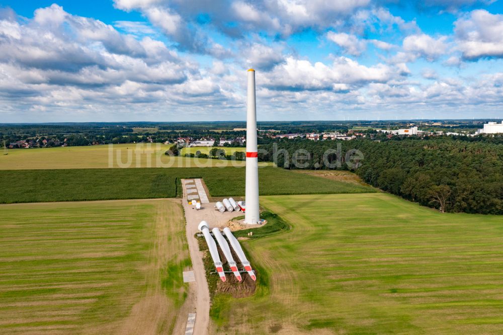Karstädt aus der Vogelperspektive: Baustelle zur Windrad- Montage auf einem Feld in Karstädt im Bundesland Brandenburg, Deutschland