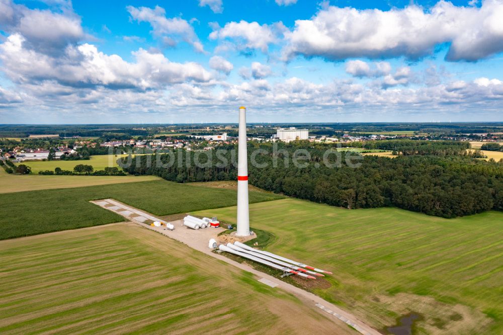 Karstädt aus der Vogelperspektive: Baustelle zur Windrad- Montage auf einem Feld in Karstädt im Bundesland Brandenburg, Deutschland