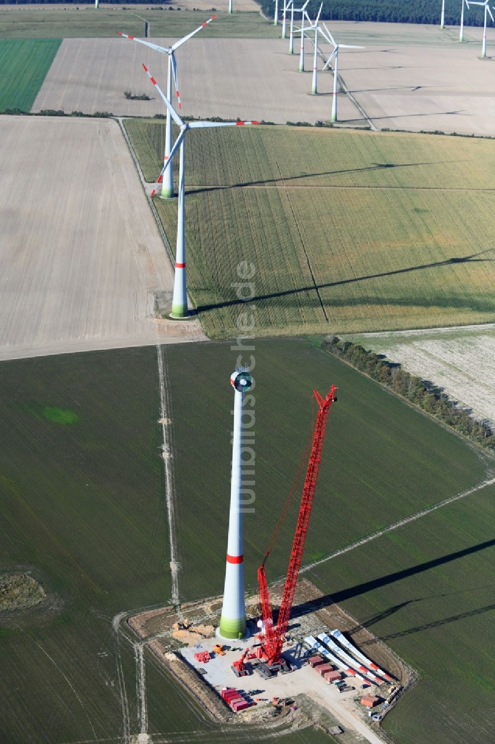 Luftaufnahme Niedergörsdorf - Baustelle zur Windrad- Montage auf einem Feld in Niedergörsdorf im Bundesland Brandenburg, Deutschland