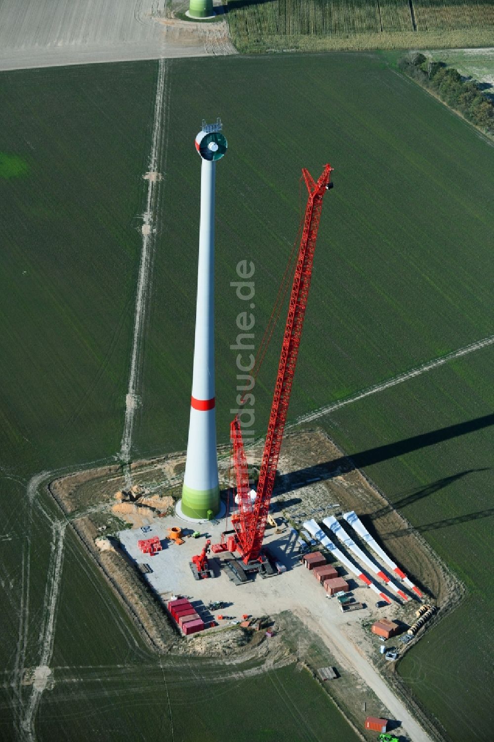 Niedergörsdorf von oben - Baustelle zur Windrad- Montage auf einem Feld in Niedergörsdorf im Bundesland Brandenburg, Deutschland