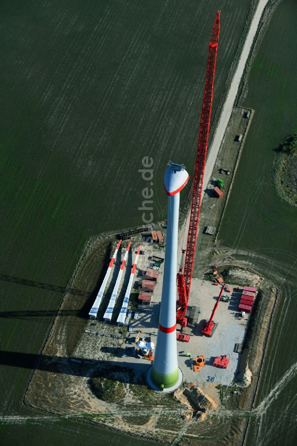 Luftbild Niedergörsdorf - Baustelle zur Windrad- Montage auf einem Feld in Niedergörsdorf im Bundesland Brandenburg, Deutschland