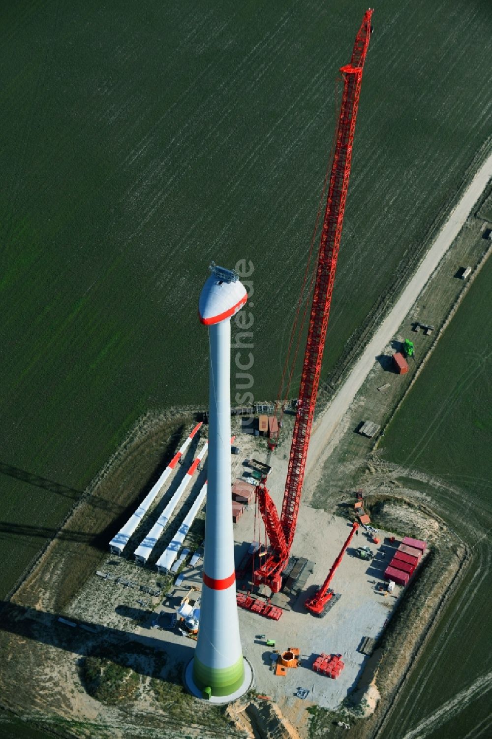 Luftaufnahme Niedergörsdorf - Baustelle zur Windrad- Montage auf einem Feld in Niedergörsdorf im Bundesland Brandenburg, Deutschland