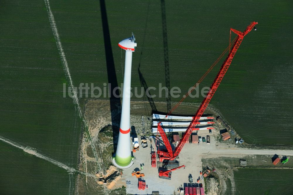 Niedergörsdorf von oben - Baustelle zur Windrad- Montage auf einem Feld in Niedergörsdorf im Bundesland Brandenburg, Deutschland