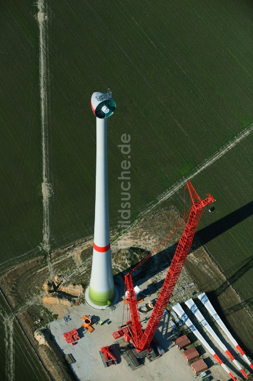 Luftbild Niedergörsdorf - Baustelle zur Windrad- Montage auf einem Feld in Niedergörsdorf im Bundesland Brandenburg, Deutschland