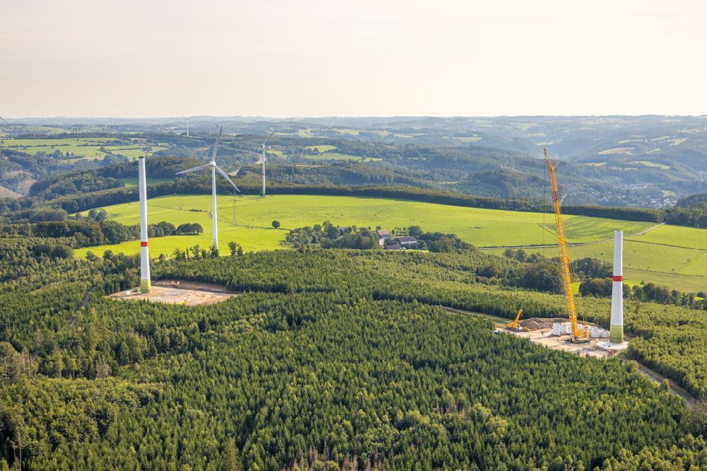 Luftaufnahme Dahl - Baustelle zur Windrad- Montage in einem Waldgebiet in Dahl im Bundesland Nordrhein-Westfalen, Deutschland