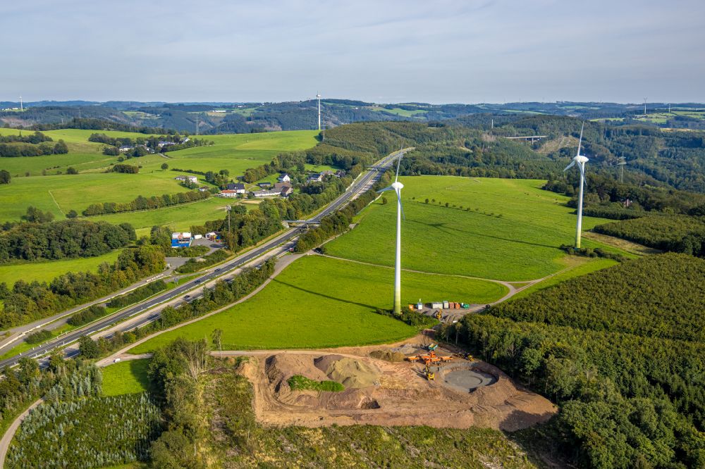 Dahl von oben - Baustelle zur Windrad- Montage in einem Waldgebiet in Dahl im Bundesland Nordrhein-Westfalen, Deutschland
