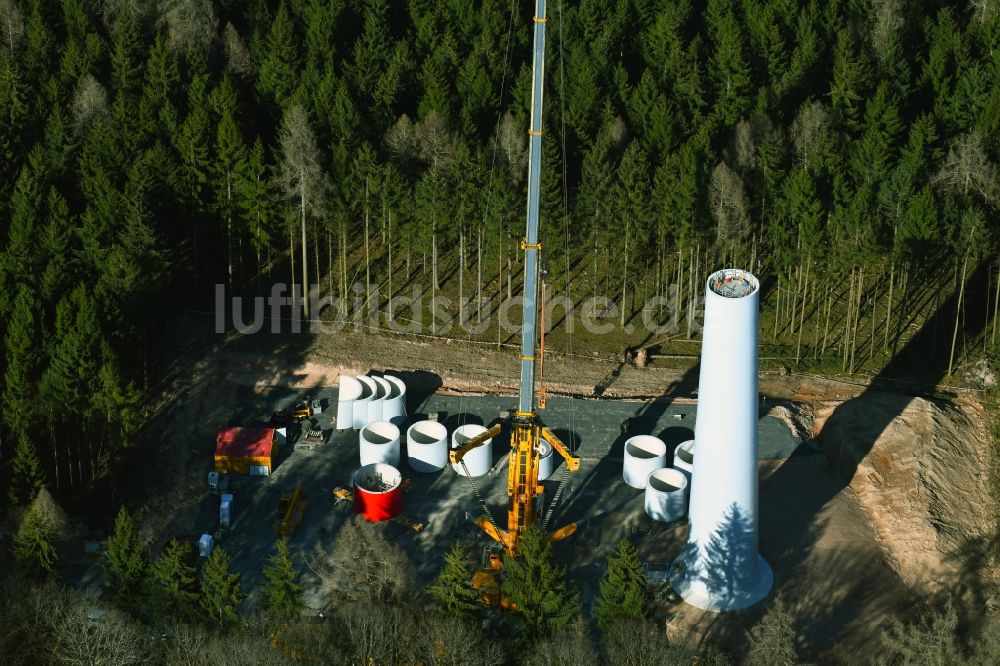 Luftaufnahme Flörsbachtal - Baustelle zur Windrad- Montage in einem Waldgebiet in Flörsbachtal im Bundesland Hessen, Deutschland