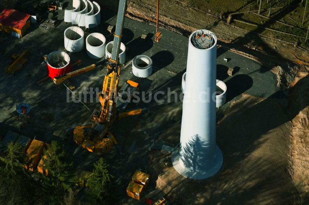 Flörsbachtal aus der Vogelperspektive: Baustelle zur Windrad- Montage in einem Waldgebiet in Flörsbachtal im Bundesland Hessen, Deutschland