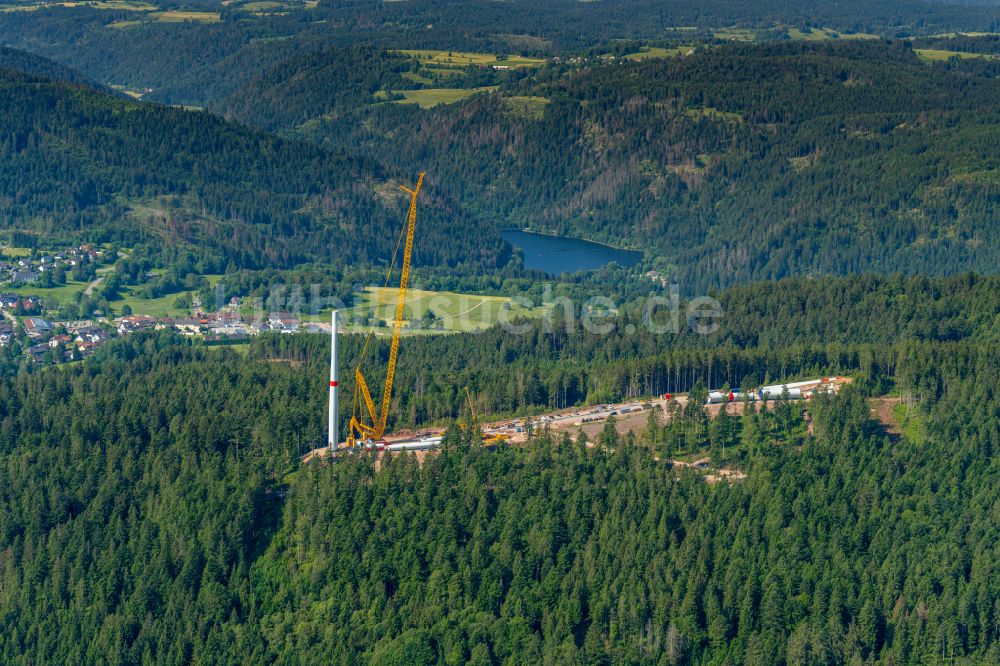 Häusern aus der Vogelperspektive: Baustelle zur Windrad- Montage in einem Waldgebiet in Häusern im Bundesland Baden-Württemberg, Deutschland