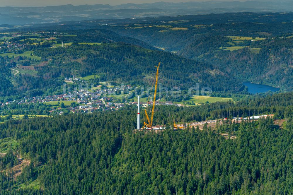 Luftbild Häusern - Baustelle zur Windrad- Montage in einem Waldgebiet in Häusern im Bundesland Baden-Württemberg, Deutschland