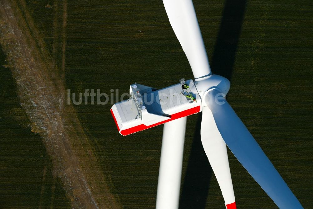 Luftaufnahme Willmersdorf - Baustelle zur Windrad- Montage auf Feldern in Willmersdorf im Bundesland Brandenburg, Deutschland