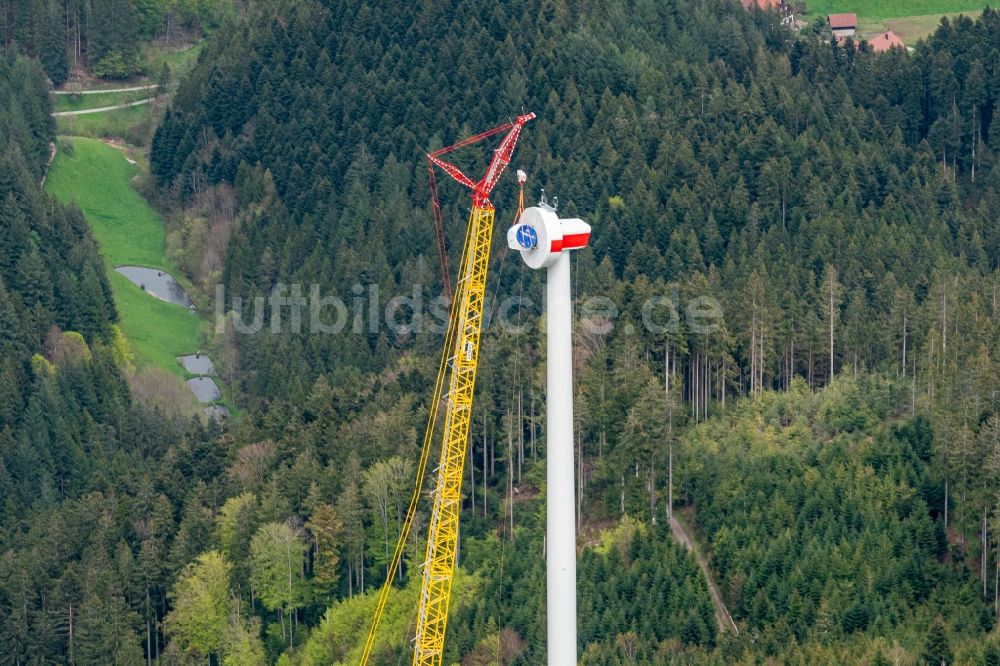 Luftaufnahme Fischerbach - Baustelle zur Windrad- Montage in Fischerbach im Bundesland Baden-Württemberg, Deutschland
