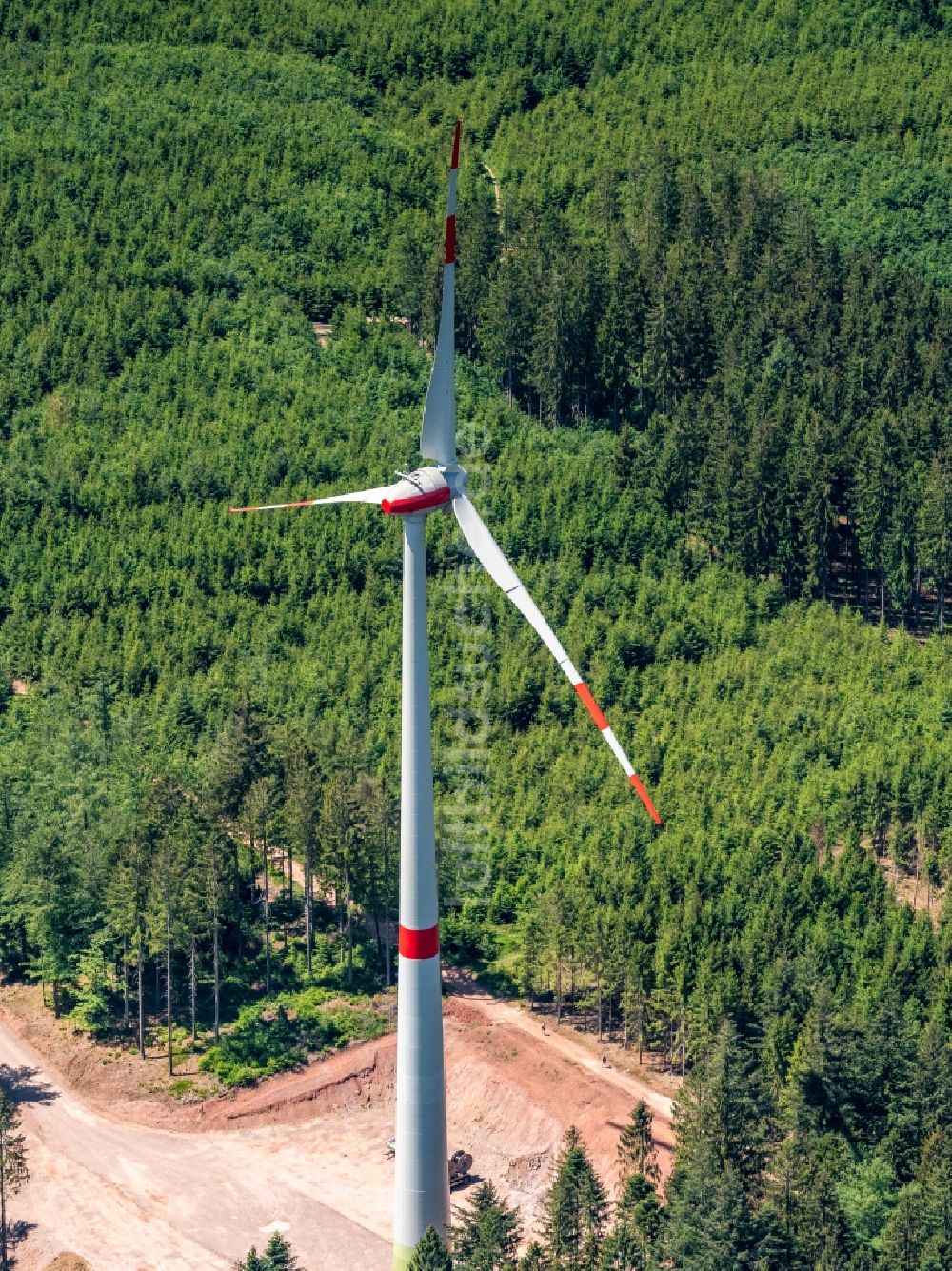 Luftaufnahme Schuttertal - Baustelle zur Windrad- Montage Im Forstgebiet in der Ortenau in Schuttertal im Bundesland Baden-Württemberg, Deutschland