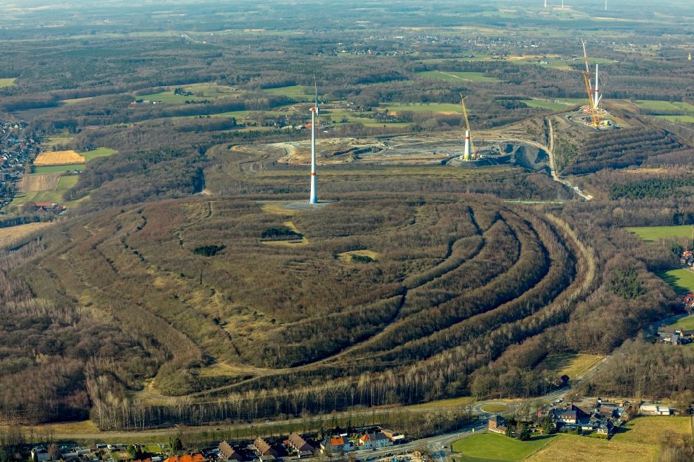 Luftbild Dinslaken - Baustelle zur Windrad- Montage auf der Halde in Lohberg in Dinslaken im Bundesland Nordrhein-Westfalen, Deutschland